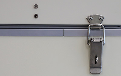 -86°C Freezer Suhu Ultra Rendah Horizontal detail - Desain kunci pintu pengaman untuk mencegah pintu terbuka yang tidak normal.