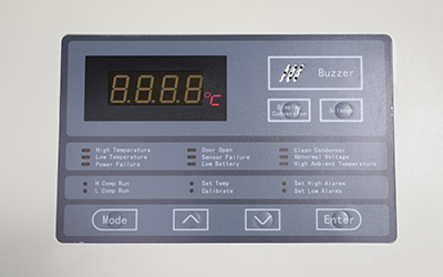 -86°C Freezer Suhu Sangat Rendah Dengan Sistem Kaskade Sendiri detail - Tampilan digital untuk suhu. Panel kontrol untuk pengaturan. Dengan tombol lampu alarm, jelas untuk ditampilkan dan mudah diperhatikan.