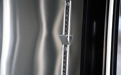 -86°C Freezer Suhu Sangat Rendah Dengan Sistem Kaskade Sendiri detail - Tinggi baki stainless steel dapat disesuaikan, terlihat dengan lubang digital, mudah disesuaikan.