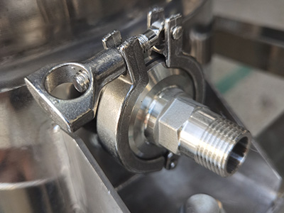 Reaktor Baja Tahan Karat Lapisan Ganda 30L Untuk Distilasi detail - Mil baja tahan karat standar, koneksi stabil, penyegelan kuat.