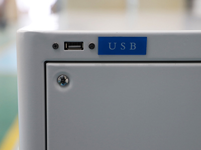 4-6kg Pengering Beku Makanan Kecil detail - Antarmuka USB dapat mengunduh data pengeringan beku untuk direkam.