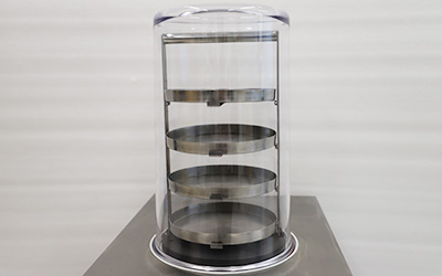 0,12㎡ Pengering Beku Laboratorium Normal Benchtop detail - Bel jar bahan plexiglass, bening untuk mengamati efek pengeringan. Dengan 4 nampan stainless steel.
