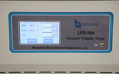 0,12㎡ Pengering Beku Laboratorium Normal Benchtop detail - Layar sentuh LCD, dapat menampilkan suhu dan derajat vakum, dengan kurva pengeringan. Dengan antarmuka USB, dapat mengunduh data riwayat.