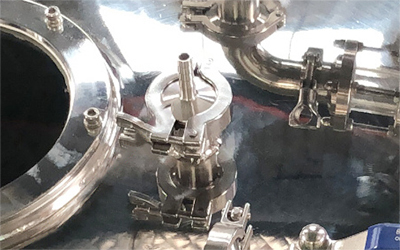 Ekstraktor Centrifuge Etanol Untuk Minyak Rami CBD detail - Port vakum dengan penjepit cepat, dapat menandingi pompa vakum untuk memberi makan tekanan negatif.
