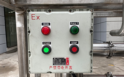 Evaporator Film Jatuh Skala Lab Untuk Pemulihan Etanol detail - Kotak kontrol bukti ledakan. Satu tombol mulai dan berhenti. Dengan lampu alarm lampu untuk menjalankan dan kesalahan.