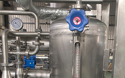 Evaporator Film Jatuh Skala Lab Untuk Pemulihan Etanol detail - Tangki transfer terhubung dengan cryogenic chiller untuk pemulihan etanol. Termasuk pengukur level cairan dan filter, yang dapat melihat level cairan yang terkumpul dan melakukan filtrasi lagi sebelum pemulihan.