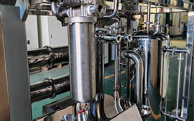 Kapasitas Besar Skala Industri Evaporator Film Jatuh Efek Tunggal detail - Feeding port dengan sistem filtrasi, yang dapat melakukan filtrasi primer saat memberi makan sampel.