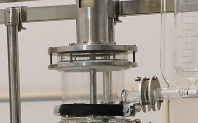 Peralatan Distilasi Molekul Film Yang Dihapus Untuk Minyak CBD detail - Sistem kopling magnetik - bahan SUS316L. Sumber penggerak magnet kuat multi-level tahan suhu tinggi. Impor tahan aus suhu tinggi dan bantalan tahan korosi dari Jerman.